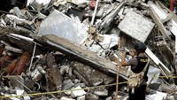 Di lokasi ledakan, puing-puing runtuhan bangunan belum dibersihkan.