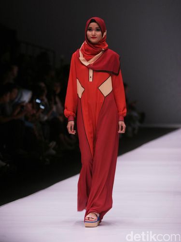 Eksplorasi Tekstil Jambi Hingga Bali dalam Koleksi Hijab Itang Yunasz 