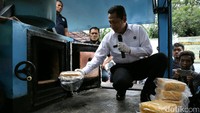 Buwas memasukkan barang haram itu ke mesin pemusnah sabu.