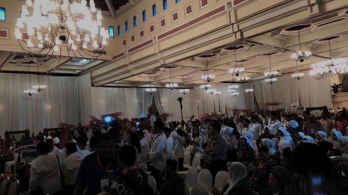 Riuhnya Perang Yel-yel Pendukung 3 Cagub-Cawagub DKI Setelah Disahkan