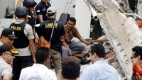 Pengecekan tabung gas yang bocor itu dilakukan oleh 6 personel Puslabfor Polri, 2 personel Gegana, dan 2 orang teknisi.