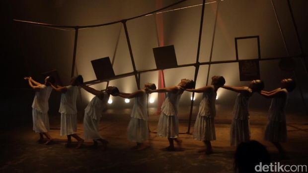 Fitri Setyaningsih dan Kenangan Masa Kecil Akan 'Mega Mendung'