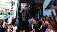 Sebelumnya, pasangan Agus-Sylvi tiba di Balai Sudirman sekitar pukul 14.45 WIB. Menggunakan bus, Agus-Sylvi turun sambil diiringi tepuk tangan dan sorak sorai ratusan pendukung yang telah memenuhi Balai Sudirman.