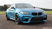 BMW M2 Coupe menawarkan teknologi motorsport yang sangat kompetitif di lintasan balap. Tapi, mobil ini juga sesuai digunakan di jalan raya perkotaan.