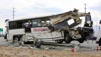 Ini penampakan kecelakaan bus di Jalan Raya Southern California, Amerika Serikat, yang terjadi pada Minggu (23/10). REUTERS/Sam Mircovich.