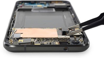 Inilah komponen headphone jack 3,5 mm. Foto: iFixit