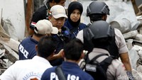 Personel Puslabfor Polri, tim Gegana, dan teknisi sedang berdiskusi terkait tabung gas yang bocor di lokasi ledakan.