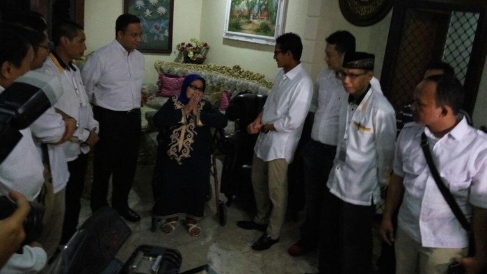 Anies-Sandi Minta Restu Relawan dan Main Basket Jelang Penetapan Calon