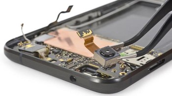 Lalu ini kamera depannya yang beresolusi 8 megapixel. Foto: iFixit
