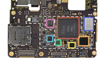 Komponen di motherboard, di antaranya bagian merah meliputi prosesor Snapdragon 821 dan RAM 4 GB buatan Samsung. Bagian kuning adalah komponen quick charge dari Qualcomm. Foto: iFixit