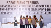 Ketua Tim Pemenangan Ahok-Djarot, Prasetio Edi Marsudi menerima surat penetapan Ahok-Djarot sebagai cagub/cawagub DKI Jakarta. Ahok-Djarot tidak hadir dalam acara tersebut.