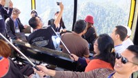 Para pengunjung tidak akan melewatkan kesempatan ini untuk berfoto selfie. Cekrek!(Baban/detikTravel)