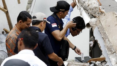 Polisi Cek Tabung Gas di TKP Ledakan PHD