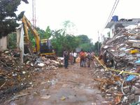  Petugas menggunakan alat berat mulai membersihkan puing reruntuhan akibat ledakan gas di gerai PHD, Bekasi, Senin (24/10/2016)