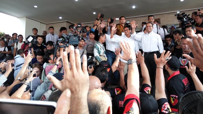 Lalin ke Balai Sudirman Macet, Anies-Sandiaga Turun Mobil dan Jalan Kaki