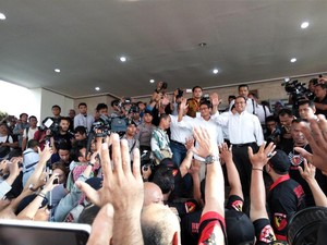Lalin ke Balai Sudirman Macet, Anies-Sandiaga Turun Mobil dan Jalan Kaki