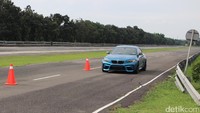 BMW M2 Coupe tersedia dalam empat varian warna eksterior yaitu Long Beach Blue metallic, Alpine White, Black Sapphire, dan Mineral Grey.