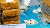 Petugas melakukan uji laboratorium sebelum pemusnahan barang bukti sabu.