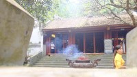 Turun lagi, wisatawan dapat menjumpai Kuil Gieng yang berada di kaki gunung. Tempat tersebut di dalamnya terdapat satu sumur tua. Cerita berkembang, mata air itu dijadikan cermin oleh dua anak perempuan King Hung ke-18 bernama Ngoc Hoa dan Tien Dung (Baban/detikTravel)