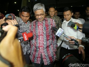 Diperiksa sebagai Tersangka di KPK, Gubernur Nur Alam Tebar Senyum