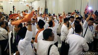 Suasana meriah pendukung pasangan calon.