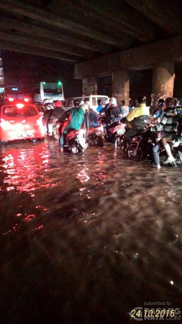 Jl Caman Kalimalang Banjir, Lalu Lintas Macet Parah