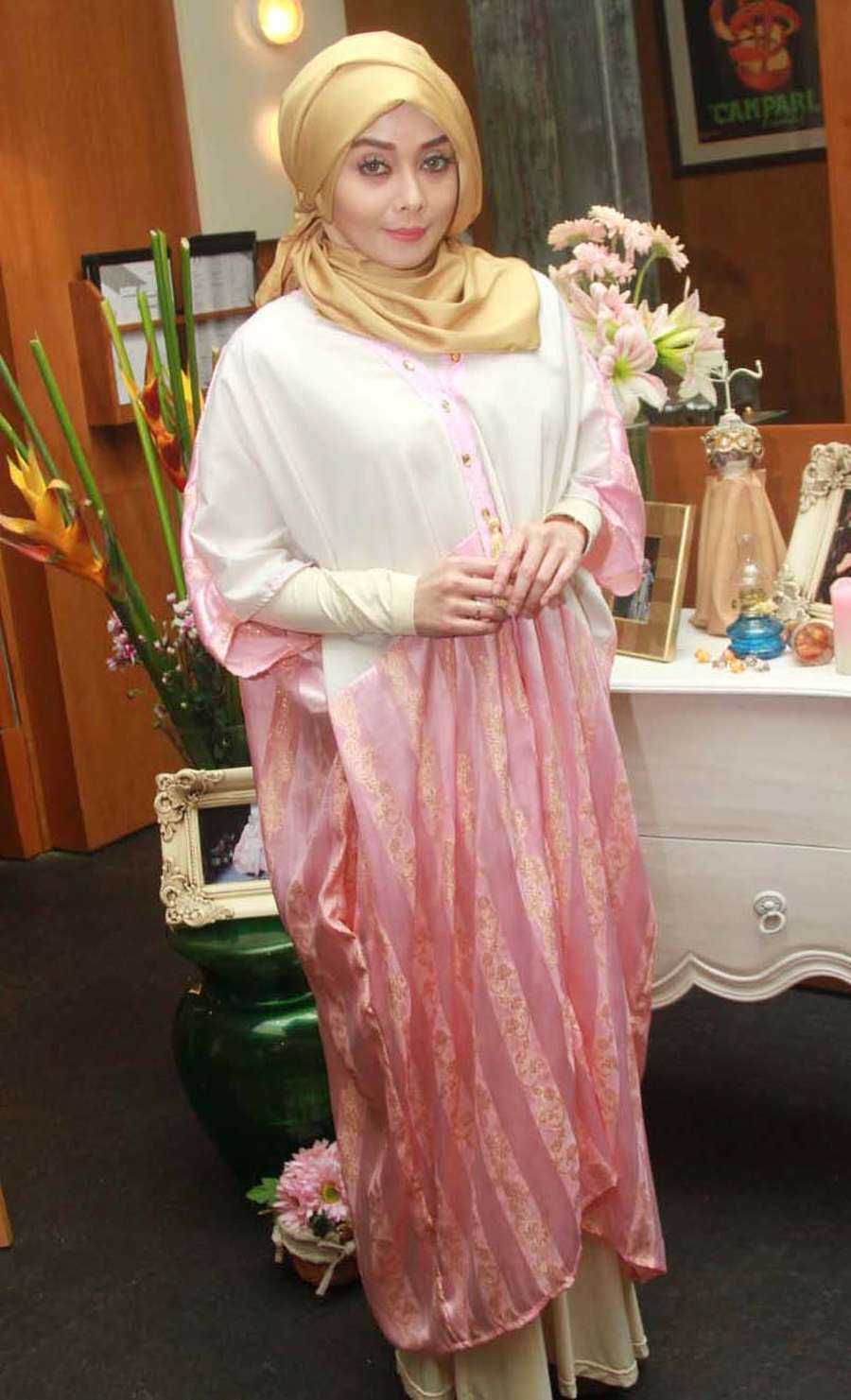 Terry Putri Setia dengan Busana Muslim Bernuansa Pink