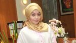 Terry Putri Setia dengan Busana Muslim Bernuansa Pink