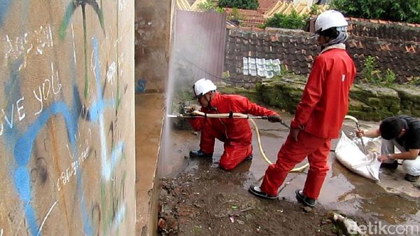 Warga Jepang Bersihkan Coretan Vandalisme di Yogyakarta