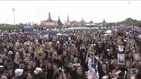 Warga Thailand Berkumpul untuk menyanyikan lagu kerajaan di depan Bangkok Grand Palace