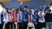 Agus-Sylvi yang didampingi Ketua Tim Pemenangan Nachrowi Ramli kemudian naik ke atas panggung.