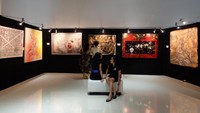 Karya-karya dari 50 finalis UOB Painting of the Year dipamerkan  hingga 7 November.