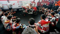 Para pebalap muda Astra Honda Racing School (AHRS) tampak serius menyimak tips-tips yang disampaikan Marquez.