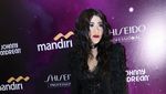Penampilan Gothic Indah Dewi Pertiwi Berambut Keriting, Yay or Nay?