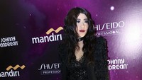 Ia tampil serba hitam dan bergaya gothic. Pool/Palevi S/detikFoto.