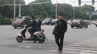 Mereka juga melewati batas maksimal zebra cross.