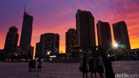 Ini penampakan senja di Pantai Surfers Paradise, Gold Coast, Queensland, Australia.