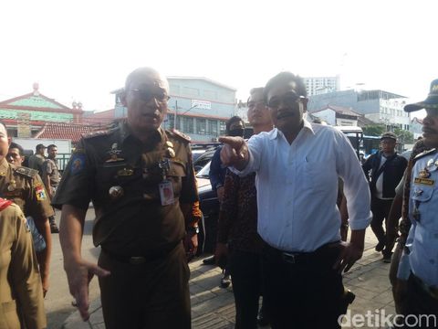  Wagub DKI Jakarta Djarot Saiful Hidayat melihat proses penertiban PKL di sekitar Stasiun Kota, Selasa (25/10/2016)