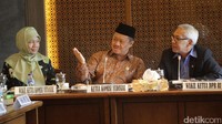 Ketua Komisi Yudisial (KY) Aidul Fitriciada saat menjelaskan mengenai cara pengekruttan calo hakim ad hoc kepada Wakil Ketua DPR Agus Hermanto (kanan) menerima.