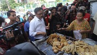Wagub Djarot juga sempat mencicipi makanan dari salah satu lapak gorengan.