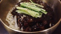 Jajangmyeon racikan Mu Gung Hwa memakai saus dari daging sapi. Mie bertekstur empuk mulur dengan saus pasta kacang hitam (chunjang) yang gurih manis. Dalam saus terdapat cincangan daging sapi dan potongan zucchini. 