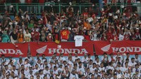 Alhasil para penggemar yang hadir di tribun penonton bersorak sorai dengan penampilan pembuka tersebut.