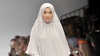 Wanita berusia 40 tahun itu tampak mengenakan busana muslim berwarna smokey grey. Pool/Noel/detikFoto.