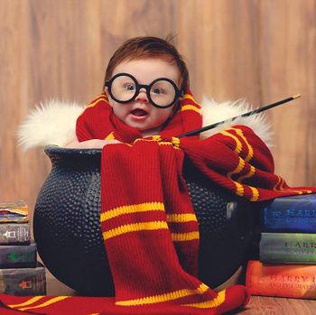 Foto Menggemaskan Bayi 3 Bulan yang Didandani Jadi Harry Potter