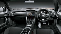 Ukuran diameter pada setir kemudi merupakan yang terkecil yang pernah dibuat oleh Toyota. Panel instrumen dan layar informasi dilengkapi 4.2 inch TFT multi-information display. Ist/Toyota.