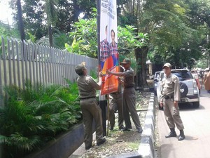Satpol PP DKI Copot Poster Ahok-Djarot di Dekat Markas Relawan Pendukung
