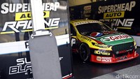Mobil balap peserta Castrol V8 Supercars Gold Coast 600 terparkir di Paddock.