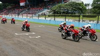 Marquez bersama 16 pebalap muda AHRS melaju di atas lintasan Sentul dengan diiringi sorak-sorai penonton.