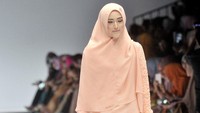 Ia tampil dengan busana muslim syari berwarna pastel. Pool/Noel/detikFoto.