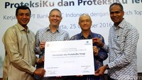 Direktur PT Bank CTBC Indonesia Inayat Hisyam, Presiden Direktur Zurich Topas Life Peter Huber, Presiden Direktur PT Bank CTBC Indonesia Joseph Shih, Director and Chief Distribution Officer Zurich Topas Life Kumaran Chinan dalam peresmian kerjasama peluncuran proteksi jiwa kredit ProteksiKu dan ProteksiKu Tetap, di Jakarta, Selasa (25/10/2016).